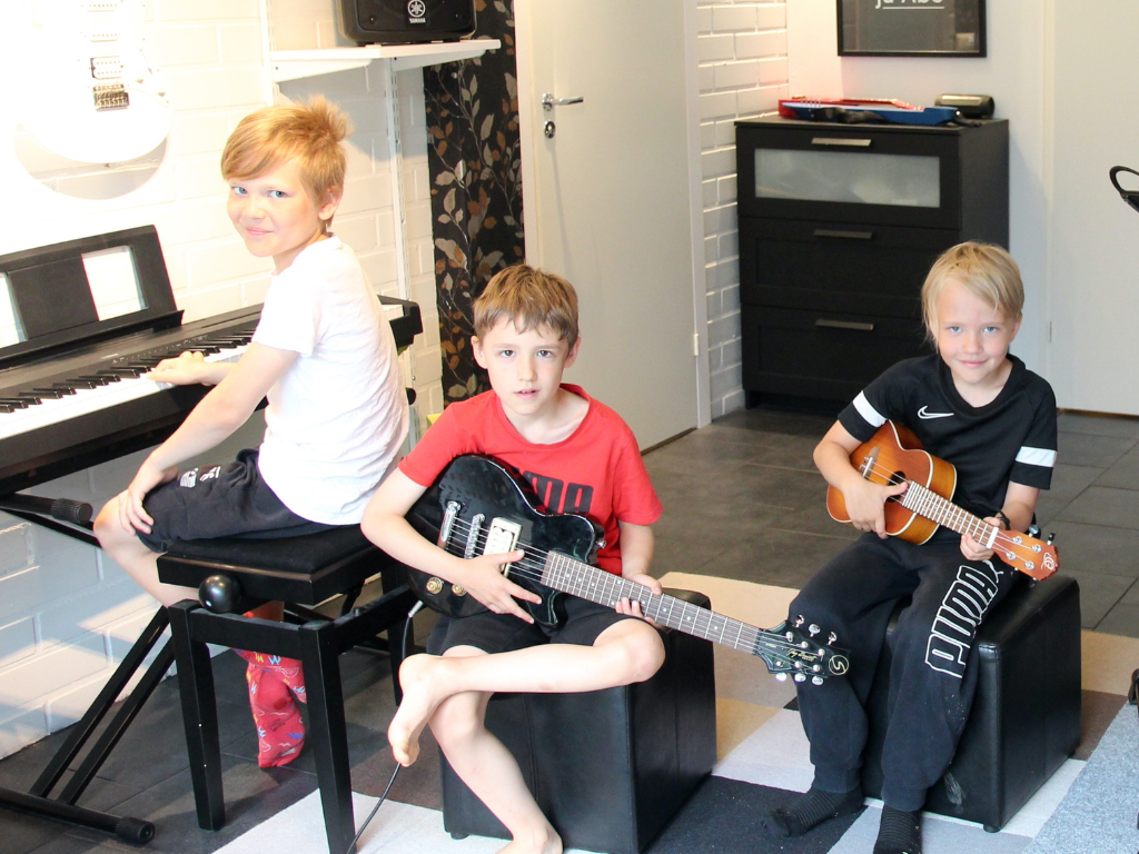 Pojat soittavat pianoa, kitaraa ja ukuleleä. Kesäleiri innostaa musiikkiharrastuksen pariin.