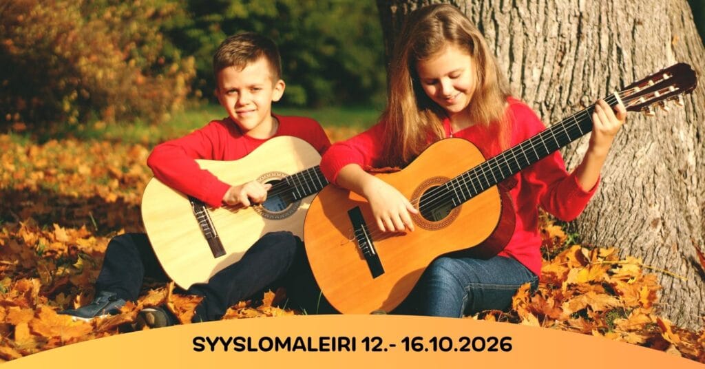 Lapset soittaa leirillä kitaraa